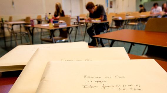 De gesloten enveloppen van het verlate examen Frans voor het vwo gisteren op het Haagse Maerlant-Lyceum.