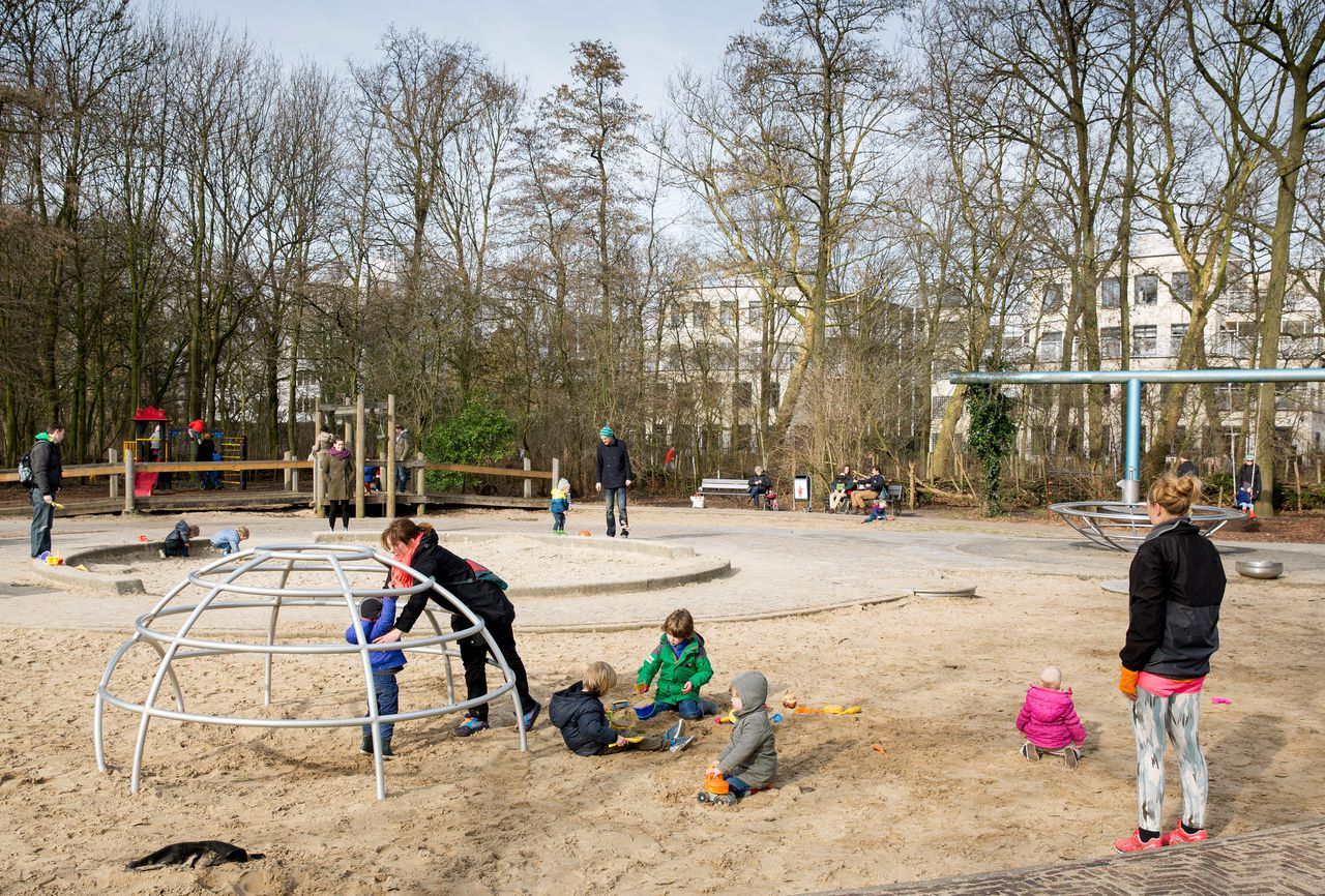 Ouders met hun kinderen in het Amsterdamse Vondelpark. Archiefbeeld.