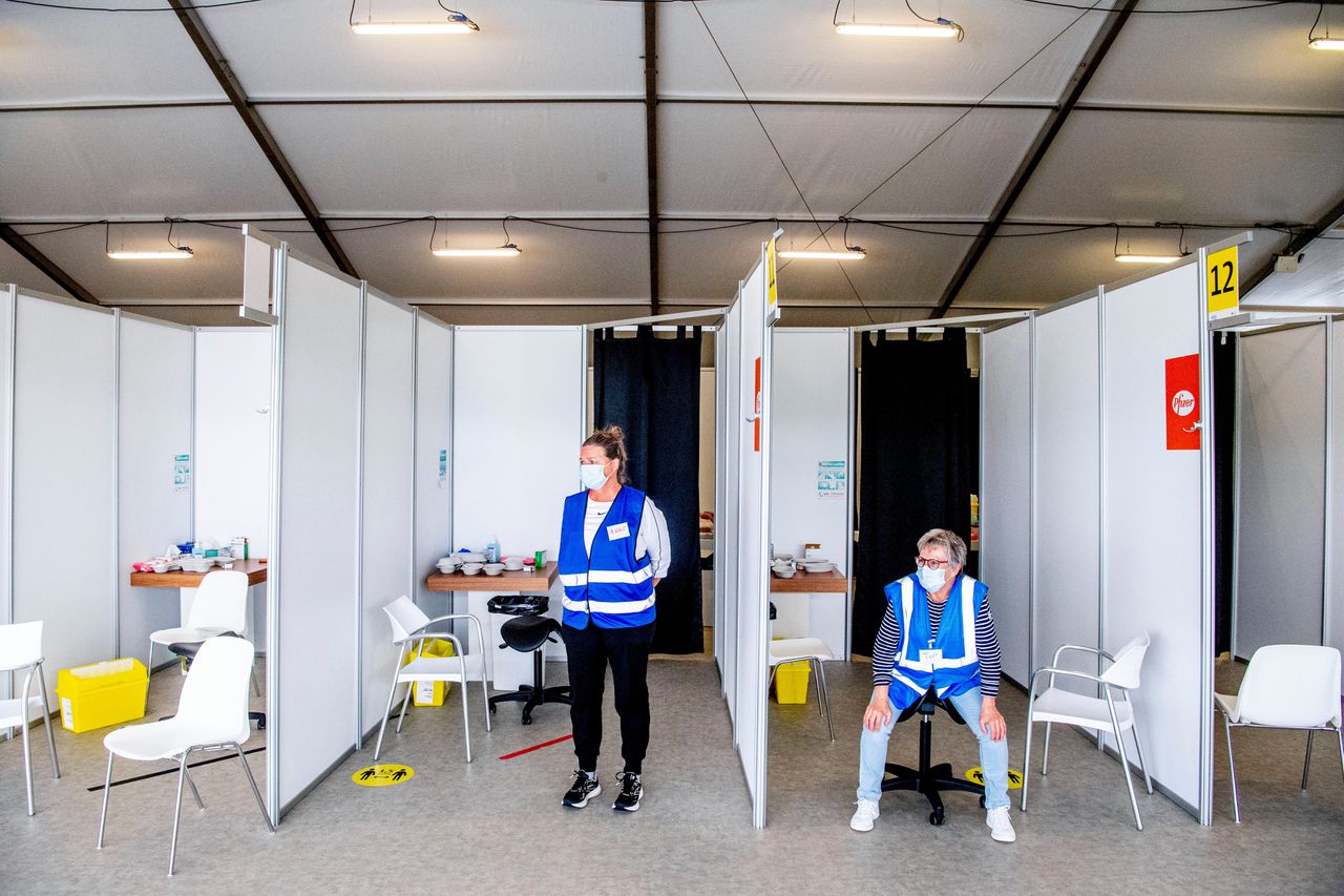 Vaccinatiecentrum in Den Haag waar dagelijks maximaal zestienhonderd mensen een prik tegen Covid kunnen halen.