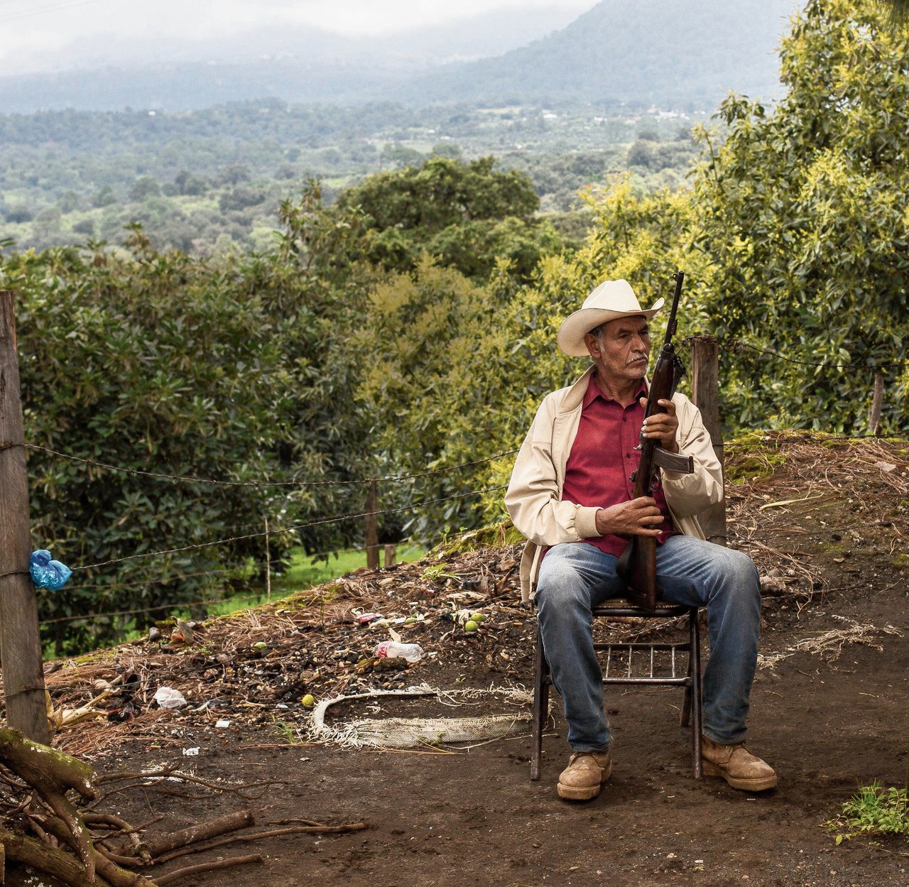 José Santos, een van de autodefensas, lokale mannen die de plaats Tancítaro en zijn befaamde avocadogaarden bewaken.