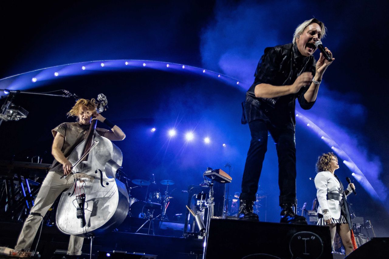 De Canadese band Arcade Fire met v.l.n.r. Sarah Neufeld, Win Butler en Régine Chassagne tijdens hun optreden in de Ziggo Dome.