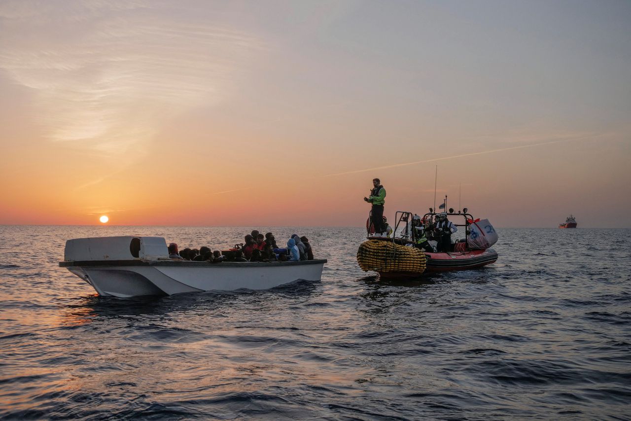 Duitsland vraagt Italië met aandrang om migranten op zee te redden 