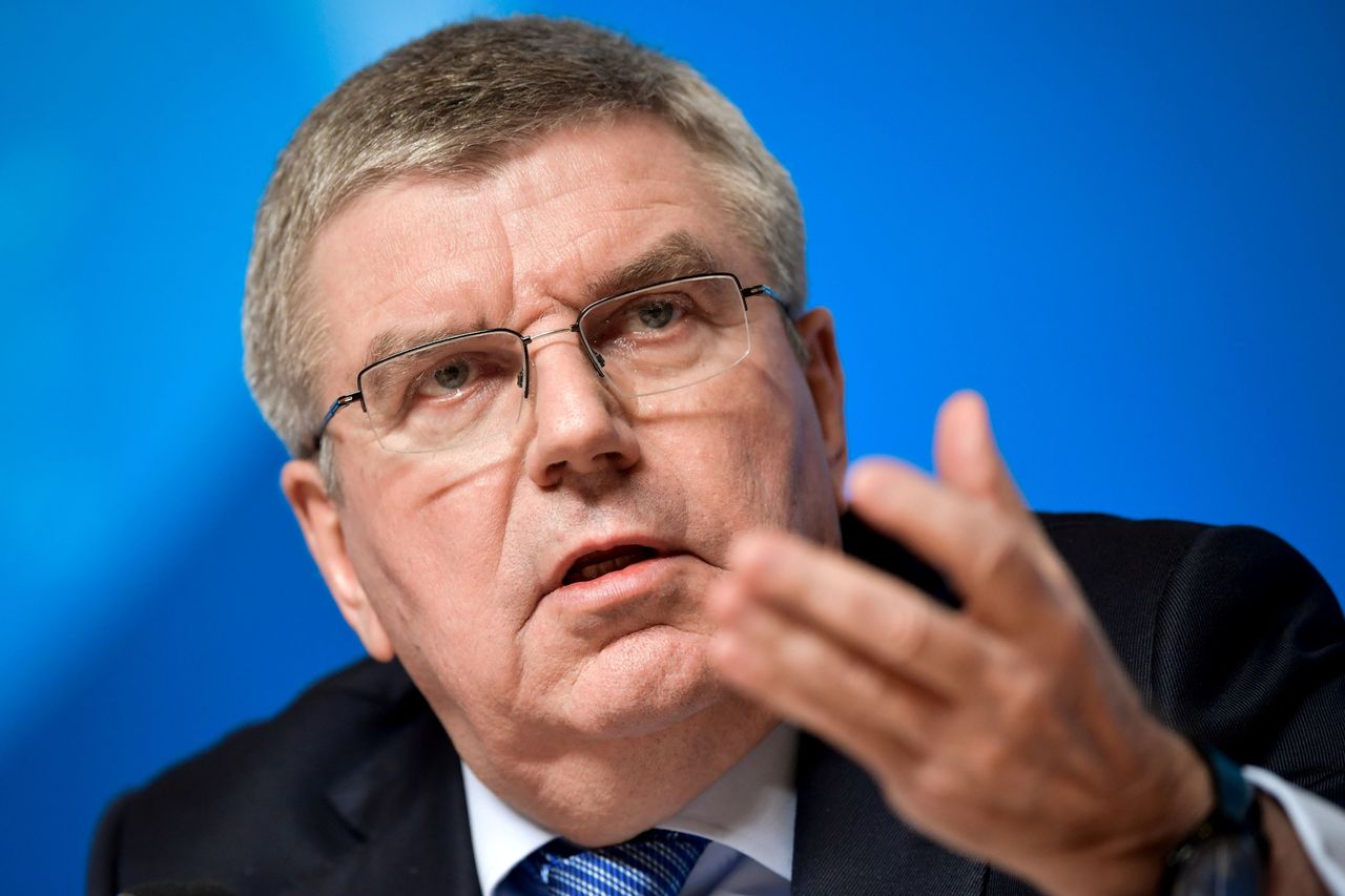IOC-voorzitter Thomas Bach zondag tijdens een persconferentie.