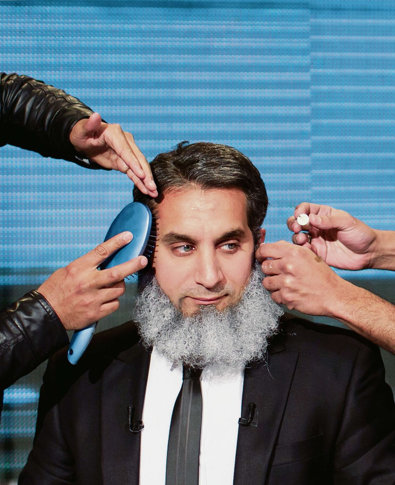Bassem Youssef wordt opgemaakt voor een scène waarin hij een ultraconservatieve presidentskandidaat speelt.