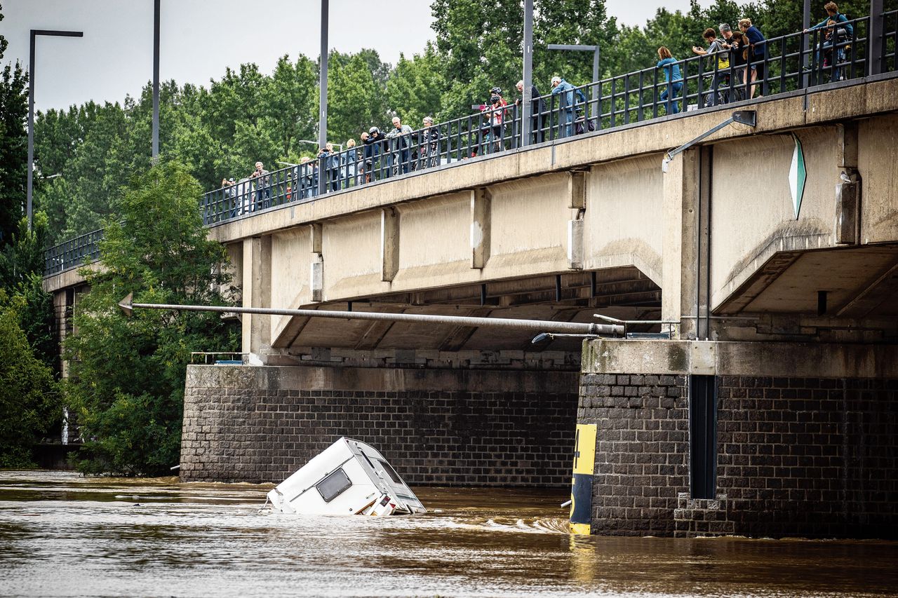 Een caravan drijft in de Maas bij Roermond in juli van dit jaar, na de overstromingen in Limburg en België.