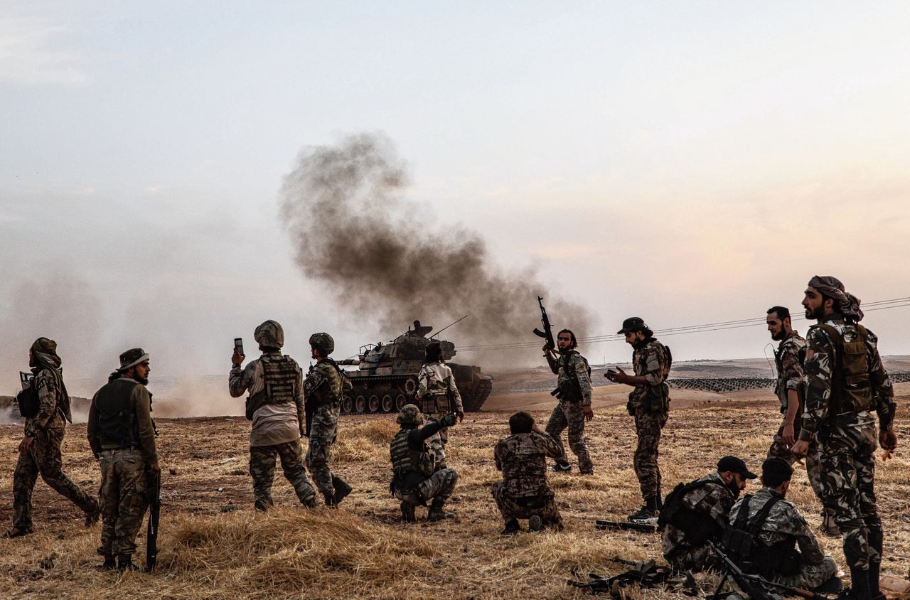 Turkse en Syrische soldaten belegeren de Syrische grensstad Manbij, in handen van Koerden.