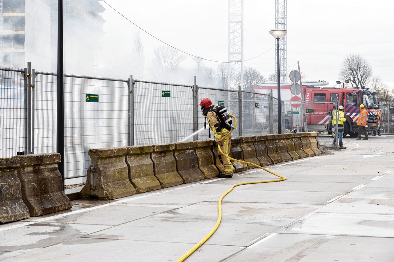 De brandweer blust een brand op een bouwterrein in Amsterdam-Noord, in maart van dit jaar. Onlangs legde de aanjager voor diversiteit binnen de Amsterdamse brandweer zijn taak uit onvrede neer.