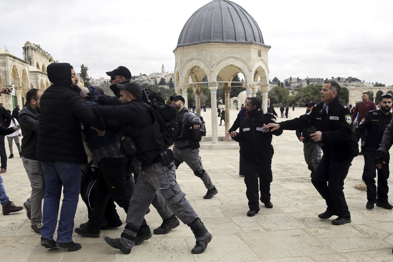 Israëlische politieagenten en Palestijnen bij de Al-Aqsa-moskee op de Tempelberg, afgelopen maandag. De mannen kwamen bidden in een deel van het complex dat is afgesloten.