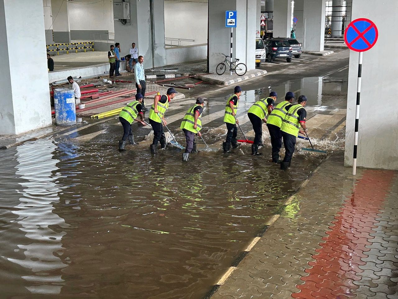 Zeker twintig doden door extreme regen in India, dak van vliegveld stort in na 2,3 meter regen 