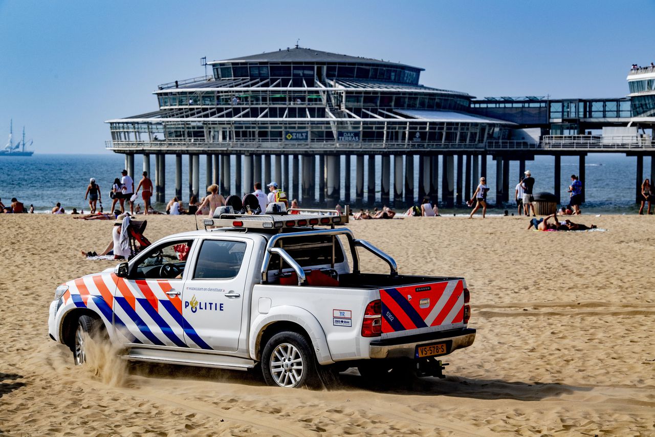 Een politieauto bij de Pier van Scheveningen, waar de steekpartij plaatsvond.