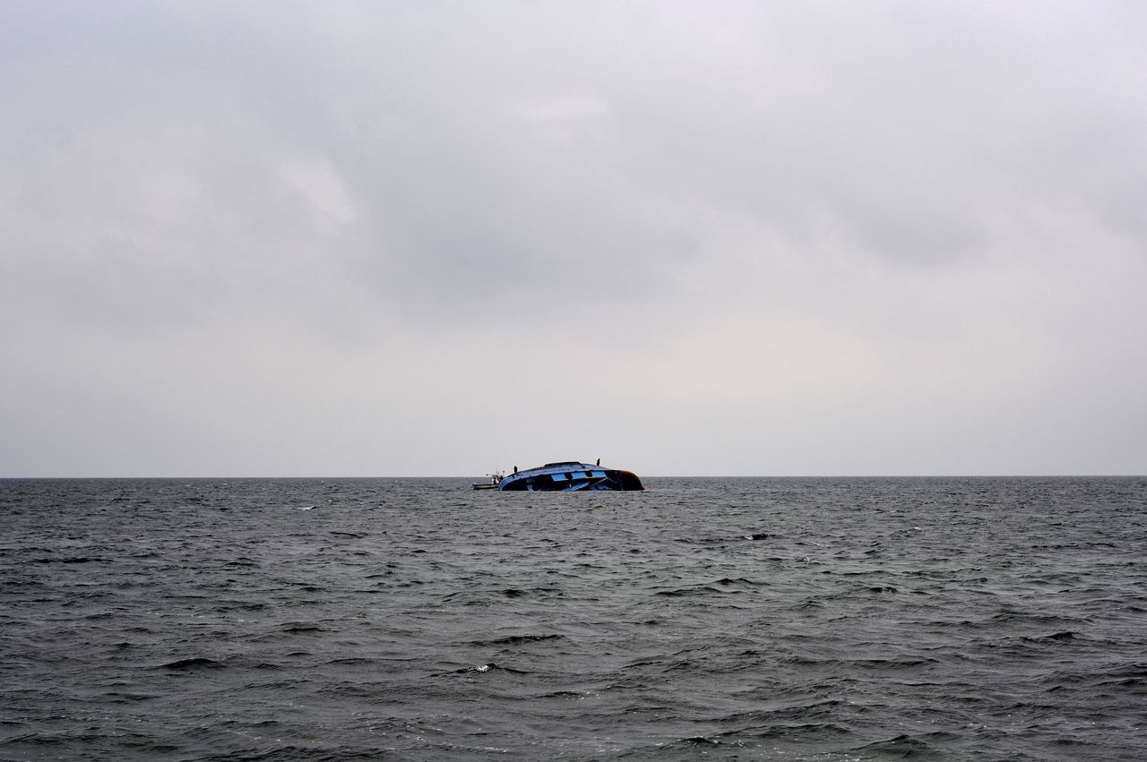 Een gekapseisde boot op archiefbeeld bij de Kerkennah eilanden voor de kust van Tunesië, waar zondag opnieuw een ernstig ongeluk gebeurde met een boot vol migranten.