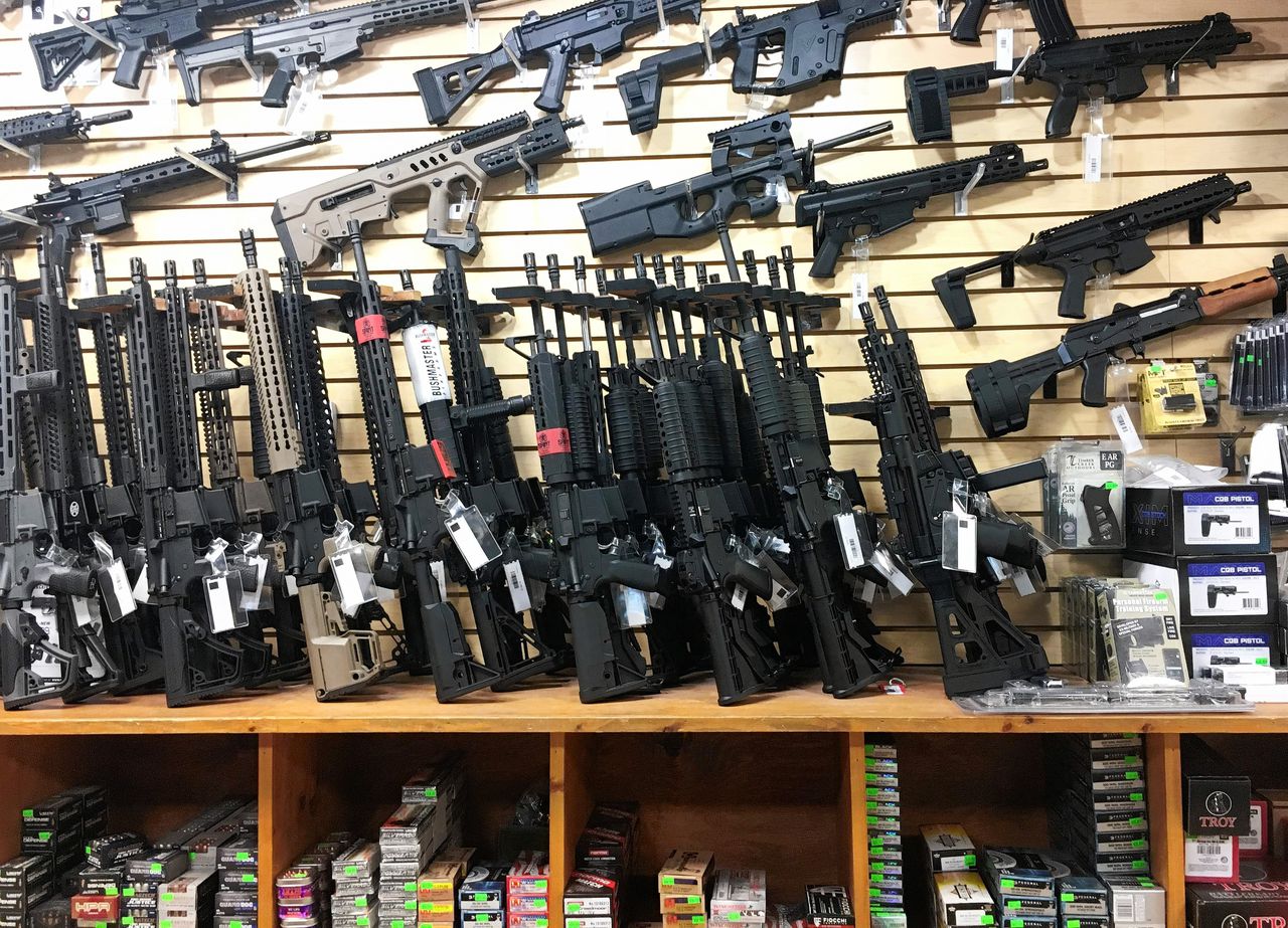 Semi-automatische wapens die worden verkocht in een winkel in Las Vegas.