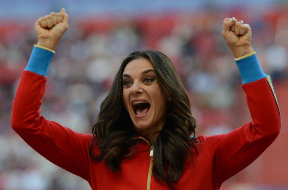 Jelena Isinbajeva viert haar gouden plak in het polsstokspringen op het WK in Moskou.