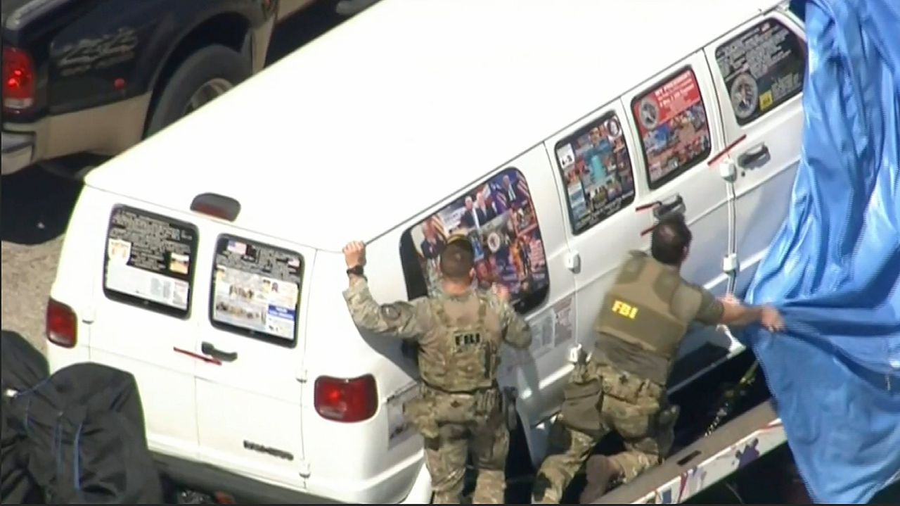 De vermoedelijke bus volgeplakt met politieke stickers van de verdachte die vrijdag werd opgepakt.