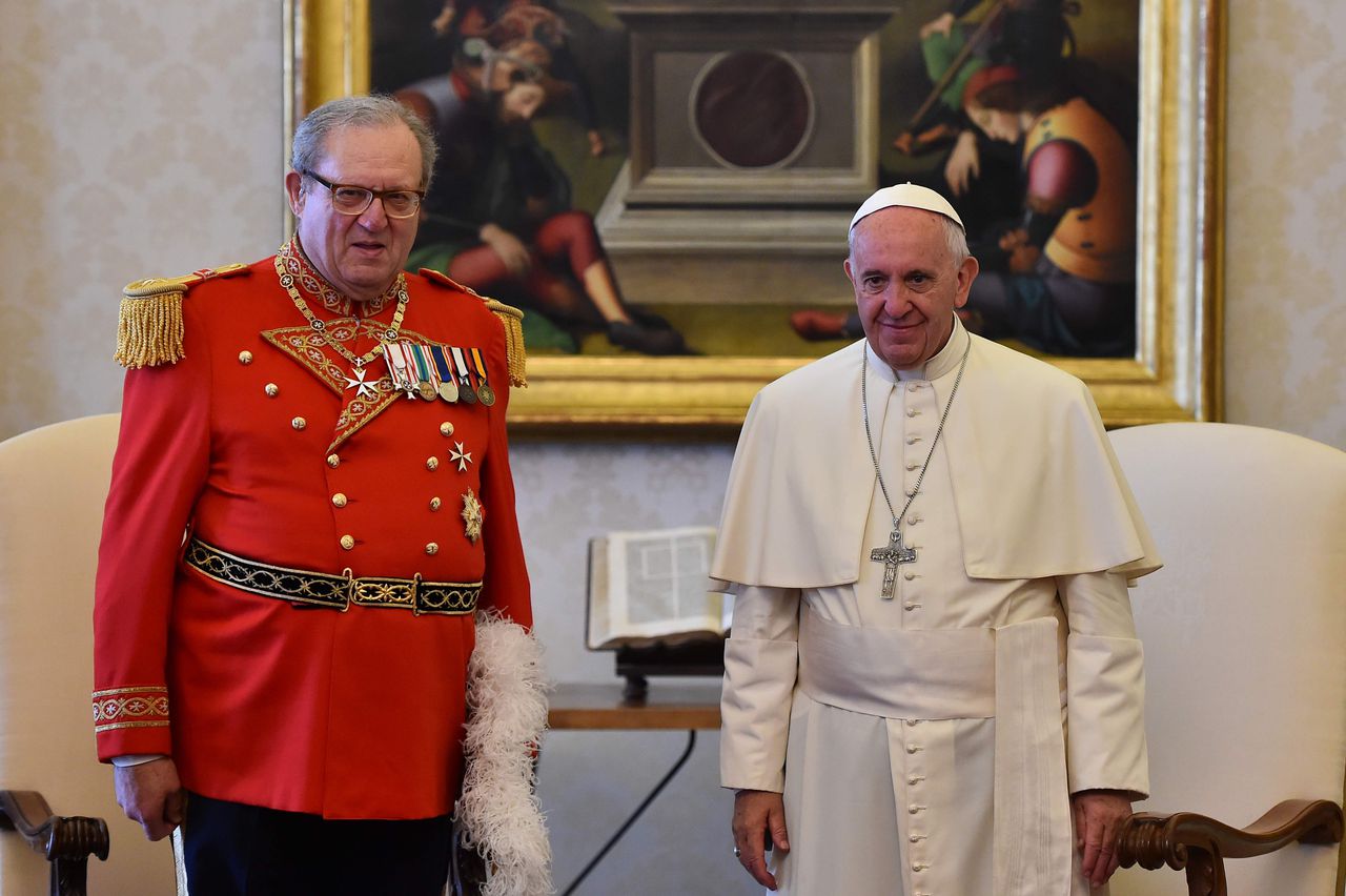 Paus Franciscus en de leider van de Orde van Malta, grootmeester Matthew Festing tijdens een ontmoeting in het Vaticaan, in de zomer van 2016.