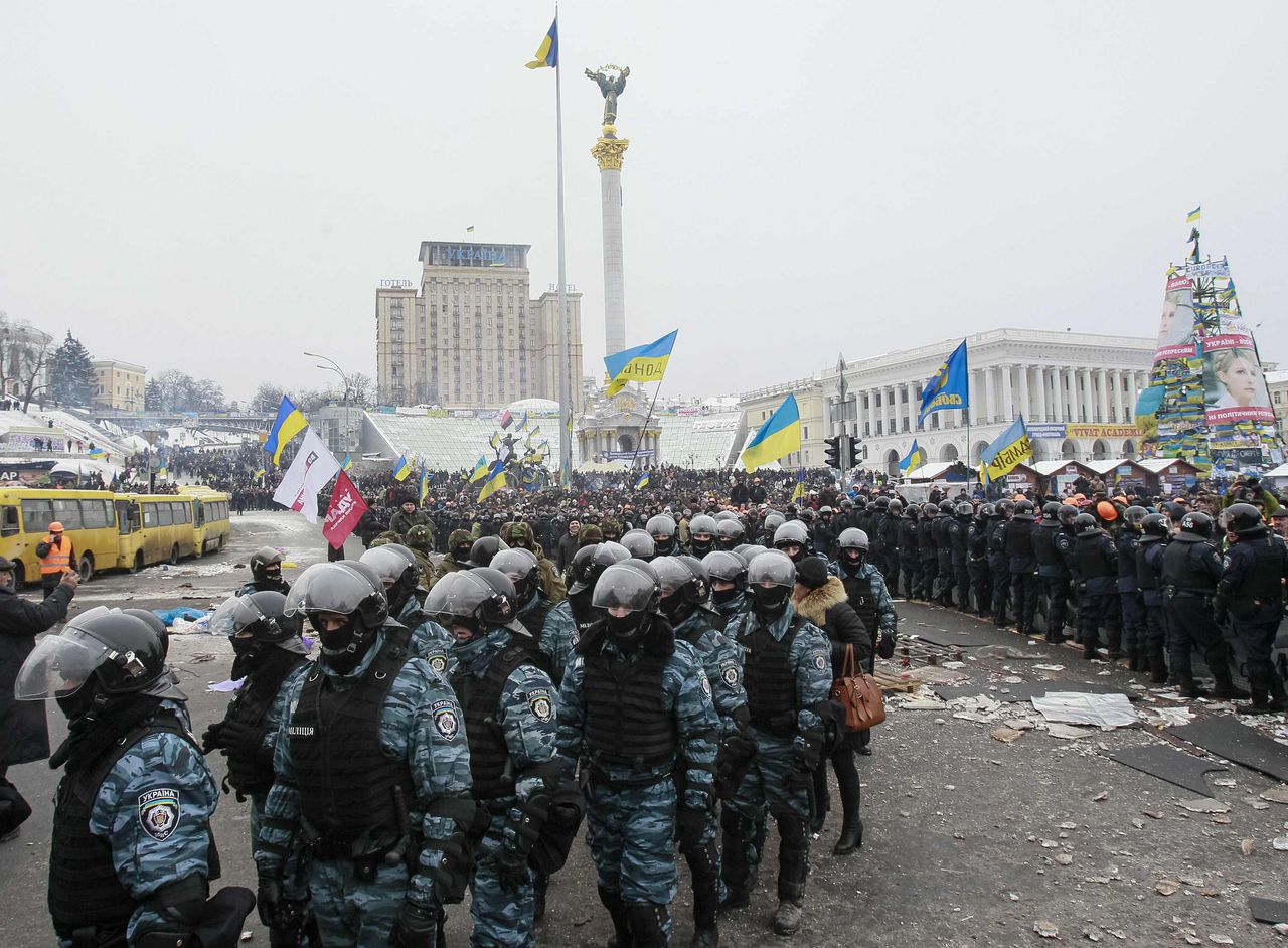 Oproerpolitie verlaat het Onafhankelijkheidsplein in Kiev.