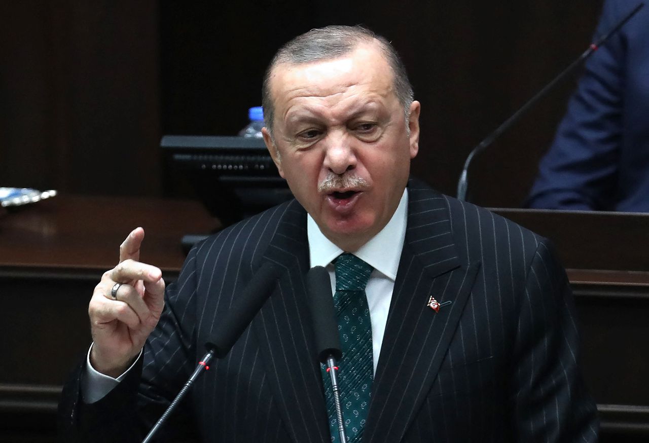Erdogan pakt ex-admiraals aan na kritiek op kanaal 