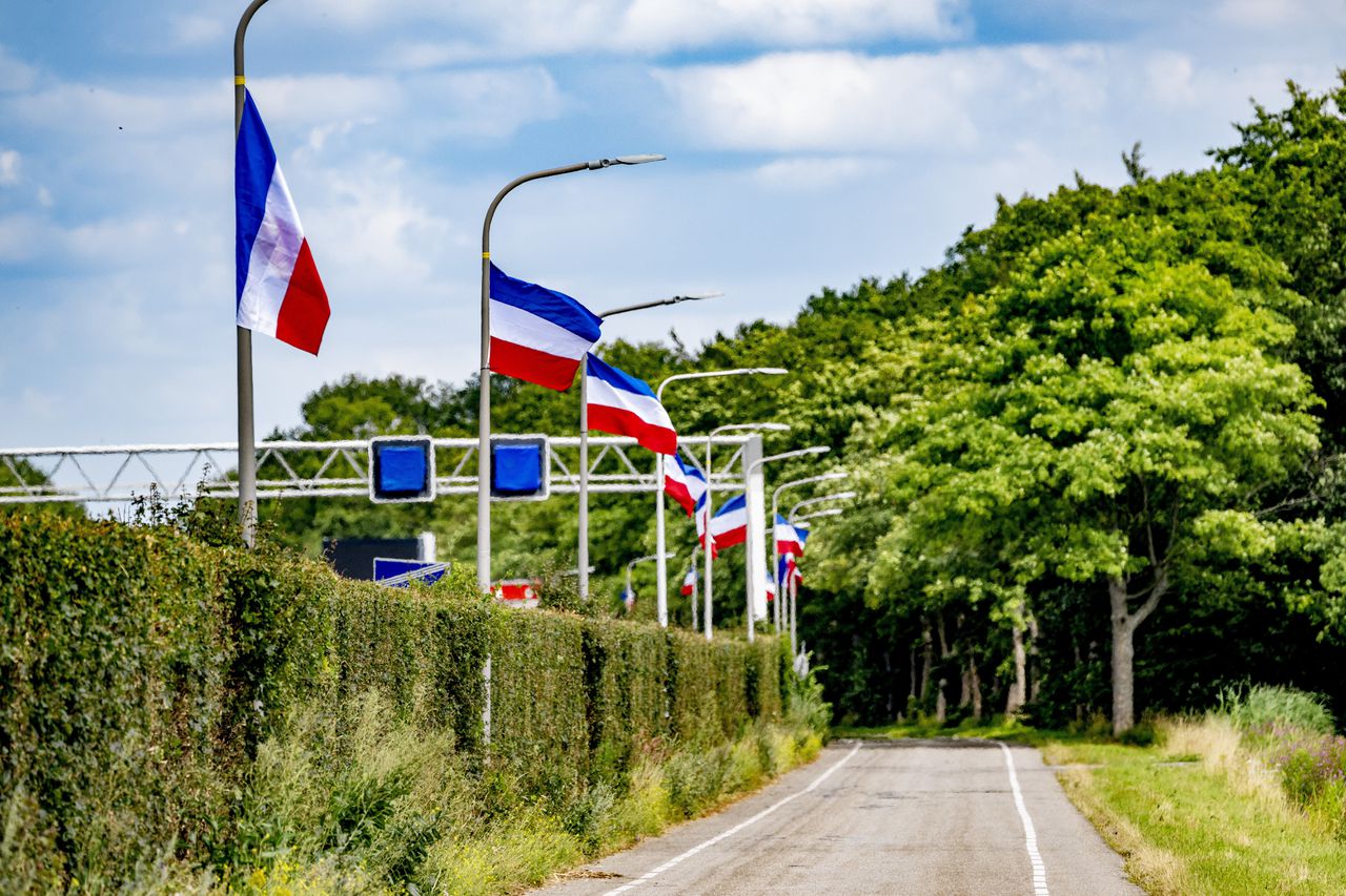 Zuid-Holland verwijdert omgekeerde vlaggen langs de wegen 