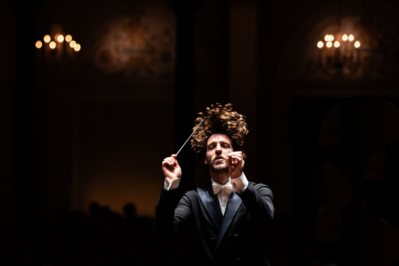 De zaal applaudisseert uitzinnig voor hun geliefde ster-dirigent Lorenzo Viotti 