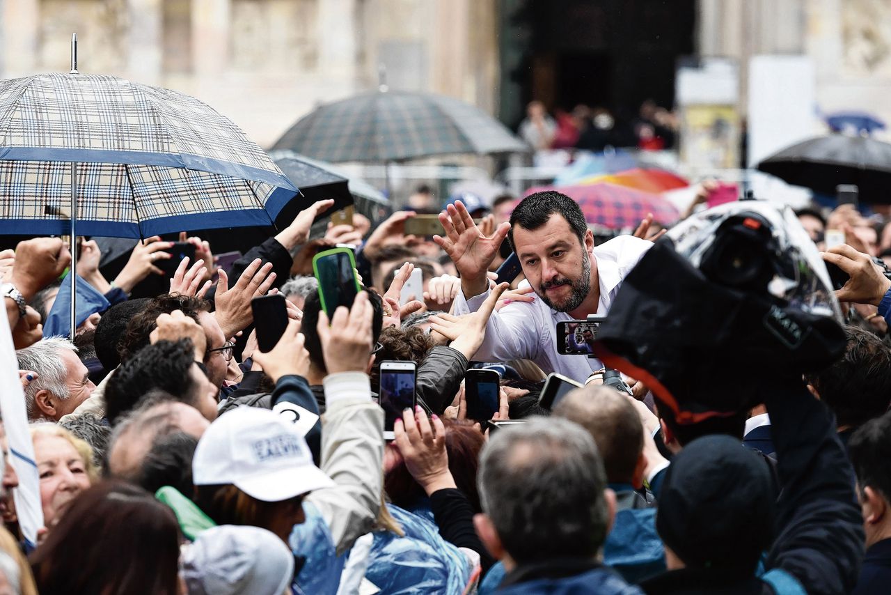 De Italiaanse vicepremier Matteo Salvini begroet fans in Milaan.