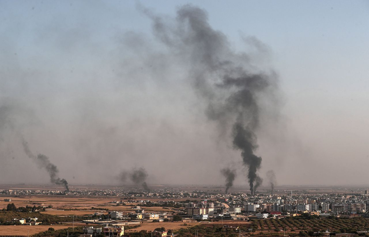 Rook kringelt op na beschietingen van de grensplaats Ras al-Ayn.