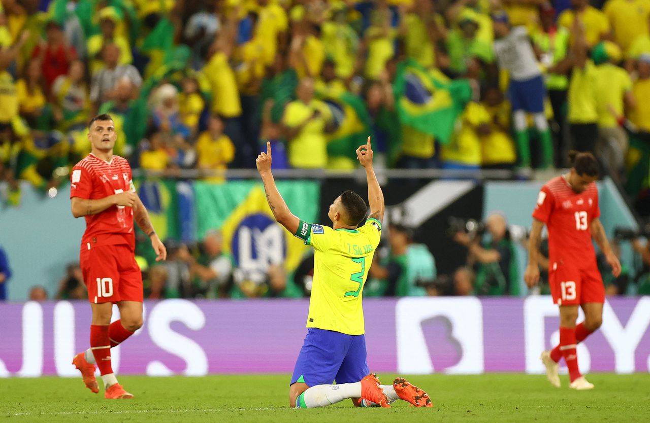 De aanvoerder van Brazilië Thiago Silva viert de late 1-0 van zijn ploeggenoot Casemiro.