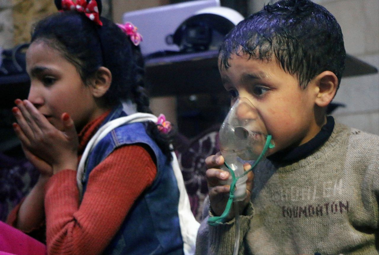Syrische kinderen na een andere gifgasaanval. Deze aanval vond plaats in Douma in april 2018.