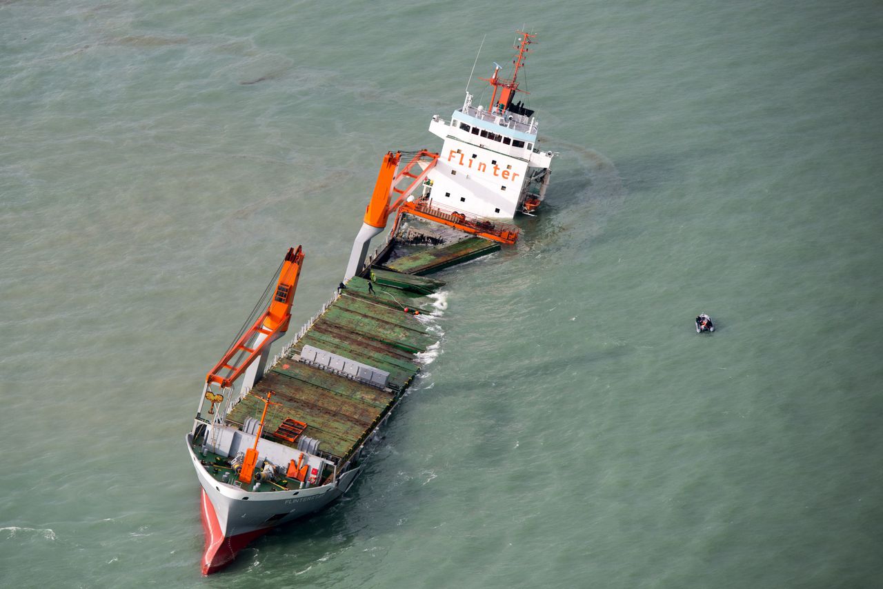 Het Nederlandse vrachtschip Flinterstar is gezonken op een zandbank voor de Belgische kust bij Zeebrugge na een aanvaring met een gastanker.