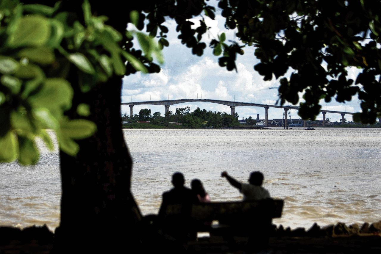 Ballast Nedam betaalde steekpenningen voor een brug over de Surinamerivier bij Paramaribo.