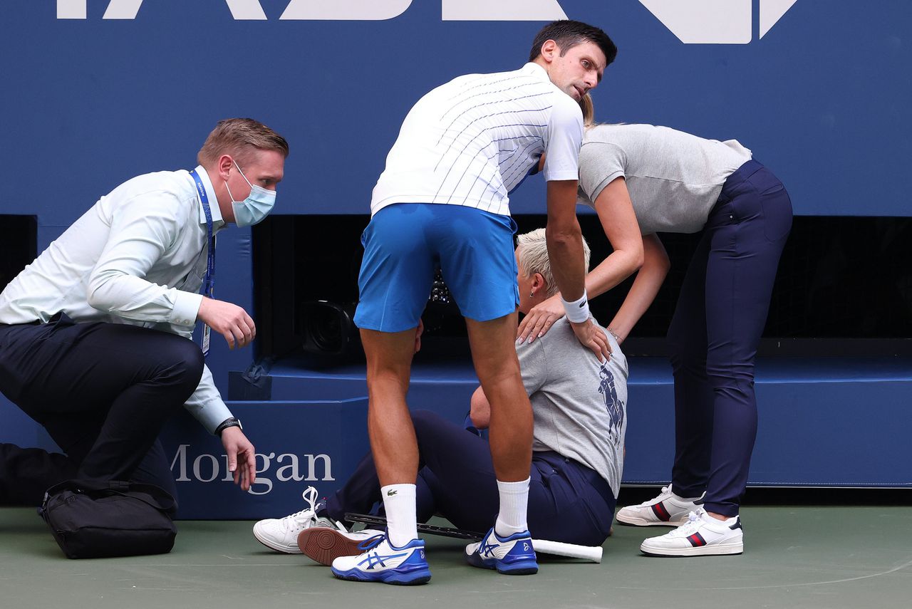 Novak Djokovic is zondag gediskwalificeerd voor de US Open omdat hij een tennisbal tegen een lijnrechter had geslagen.