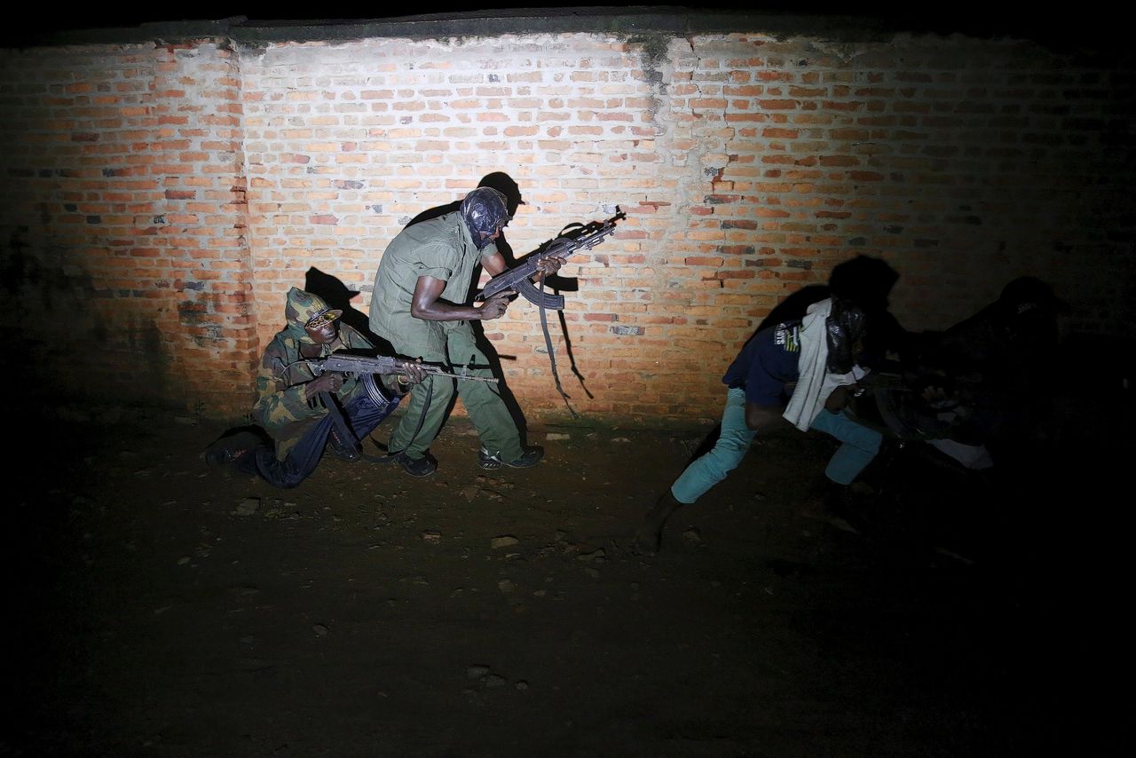 Gewapende militanten patrouilleren in Bujumbura. Foto Goran Tomasevic/Reuters