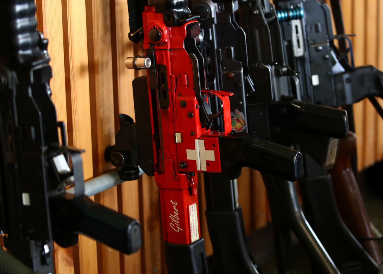 Een geweer met de Zwitserse vlag wordt tentoon gesteld op een wapenexpositie in Romont.