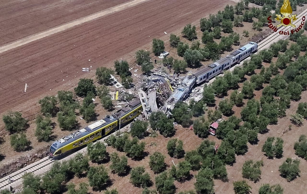 Beelden van de twee op elkaar gebotste treinen. Bij het ongeluk zijn ten minste tien mensen om het leven gekomen.