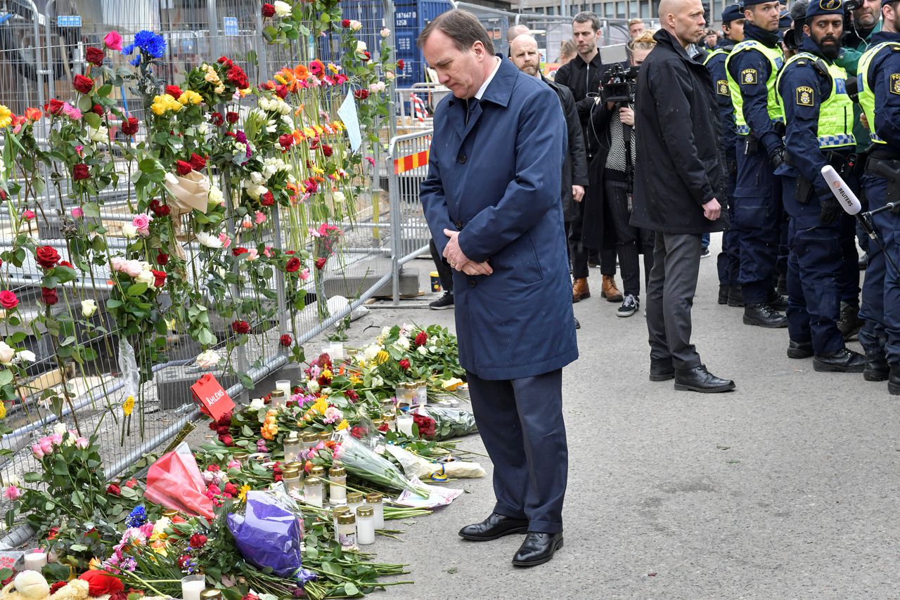 De Zweedse premier Stefan Lofven legt bloemen bij de plaats waar vrijdag een truck in reed op een mensenmassa.