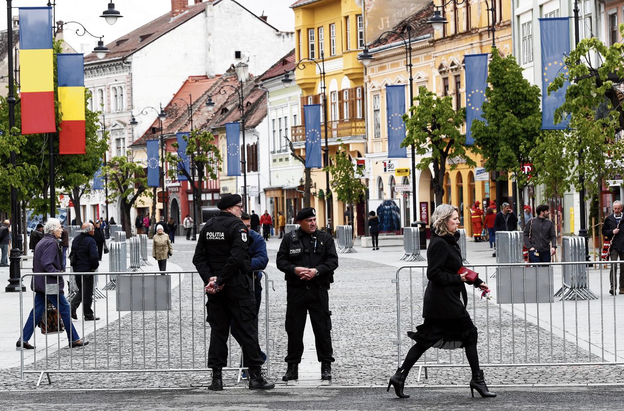 De Roemeense politie bewaakt het centrum van Sibiu waar de top gehouden wordt