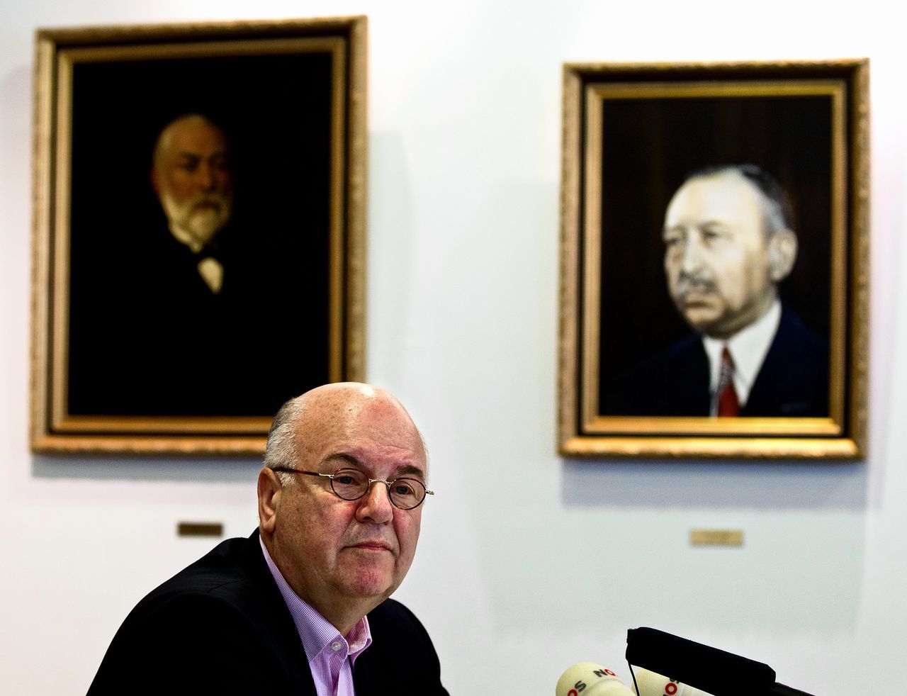 Burgemeester Fons Hertog van Huizen is opgestapt.