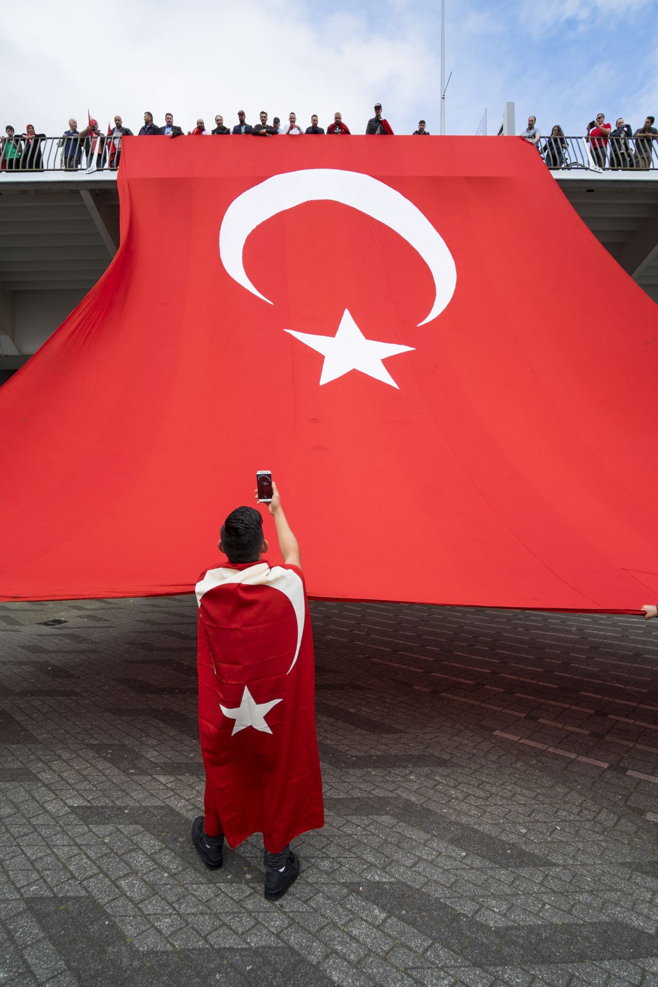 Nederlandse Turken betogen bij de Erasmusbrug in Rotterdam tegen de mislukte staatsgreep in Turkije.