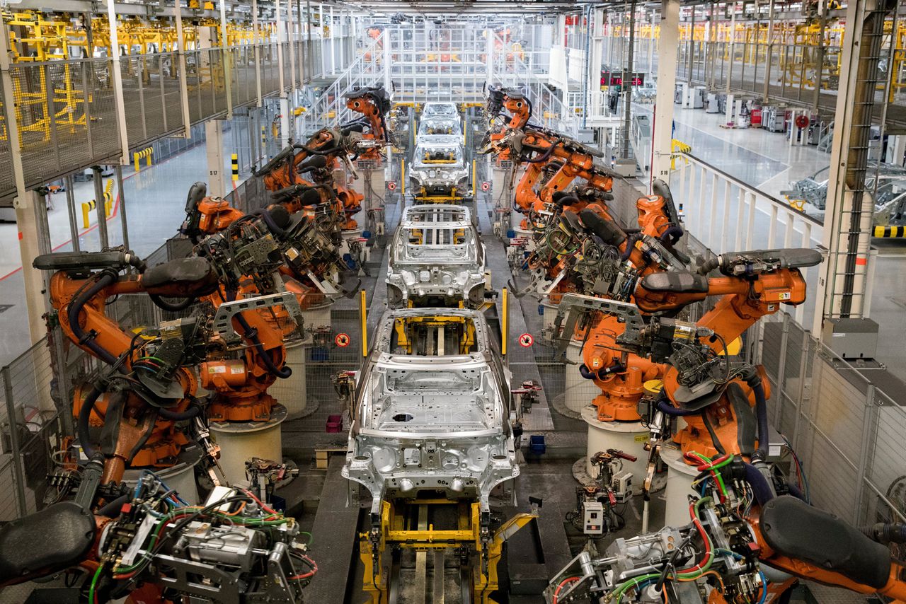 Autofabriek VDL NedCar ligt stil vanwege een tekort aan onderdelen.