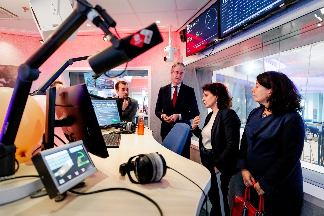 Minister Arie Slob (Media, Christenunie) met rechts naast hem NPO-bestuursvoorzitter Shula Rijxman tijdens een werkbezoek aan de publieke omroep in Hilversum op 27 januari 2020.