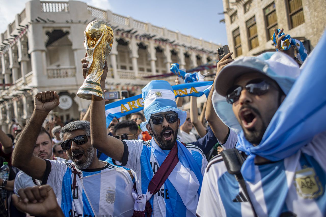 Argentijnse en Franse supporters maken zich in Qatar op voor WK-finale 