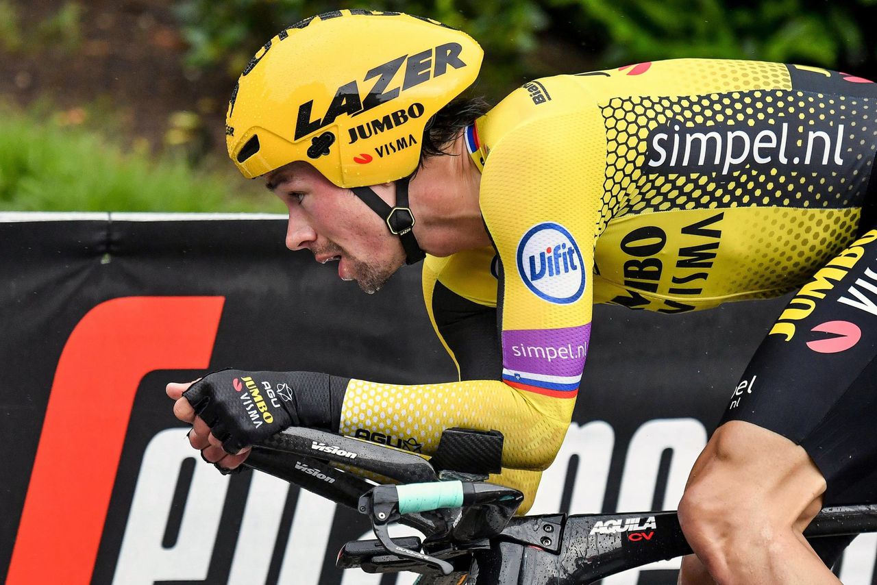 Primoz Roglic in actie tijdens de negende etappe van de Giro, een tijdrit naar San Marino.