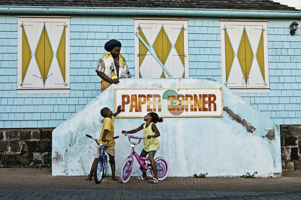 Een man praat met zijn kinderen in Oranjestad, hoofdstad van Sint Eustatius. Het eiland is sinds oktober 2010 een bijzondere Nederlandse gemeente.