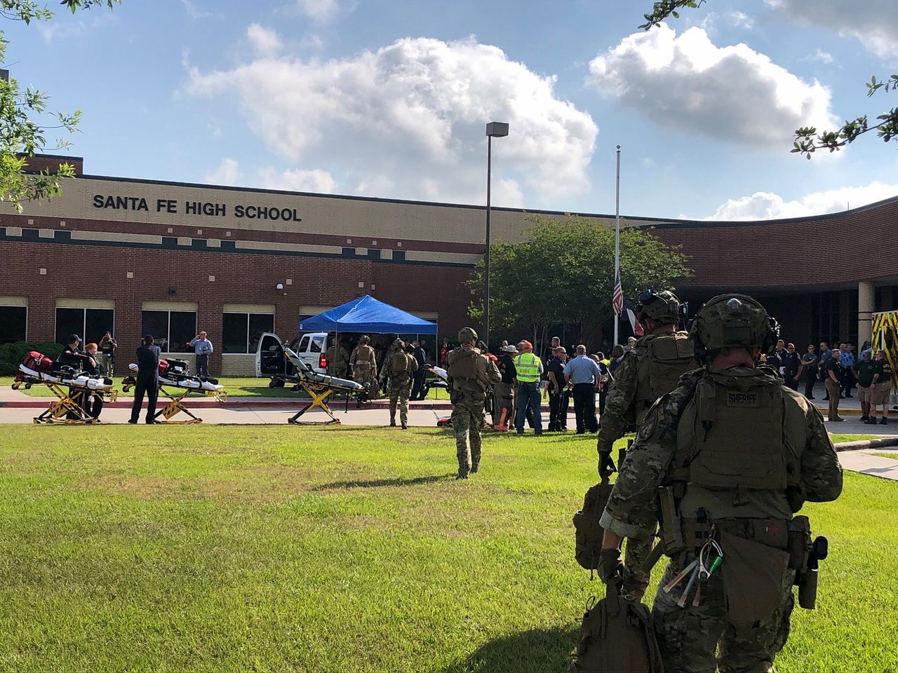 Politieagenten op de campus van de Santa Fe High School, vlak nadat daar een schietpartij plaatsvond op vrijdagochtend.