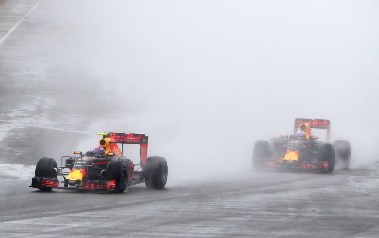 Max Verstappen opnieuw voor zijn teamgenoot Daniel Ricciardo op het natte Silverstone.