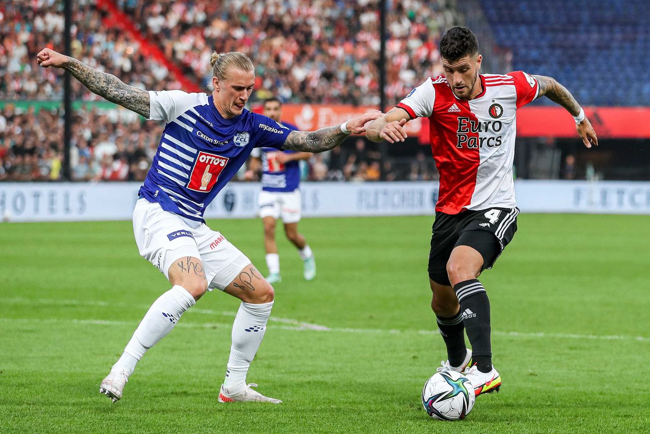 Feyenoord-verdediger Marcos Senesi probeert Luzern-speler Marvin Schulz van de bal te houden.