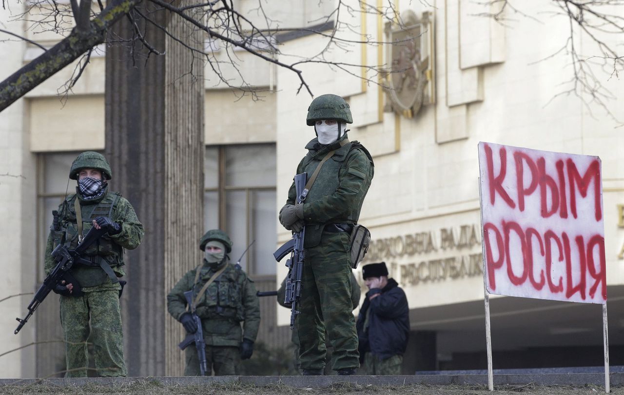 Russische speciale eenheden zonder insignes posten bij het parlementsgebouw in Simferopol op de Krim in maart 2014, enkele dagen na het begin van de Russische annexatie van het Oekraïense schiereiland.