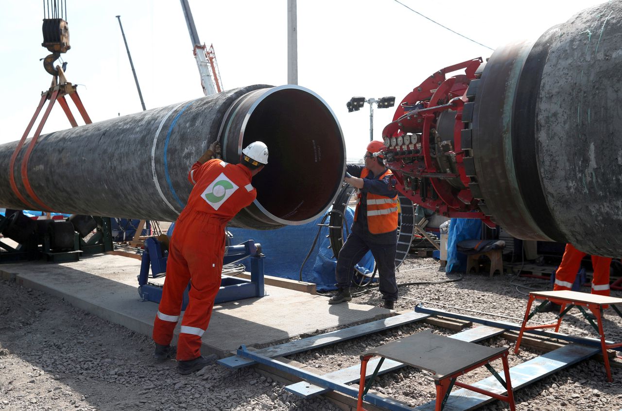 Werknemers bij de bouw van de gaspijpleiding in de Russische stad Kingisepp, nabij Sint-Petersburg, in juni 2019.