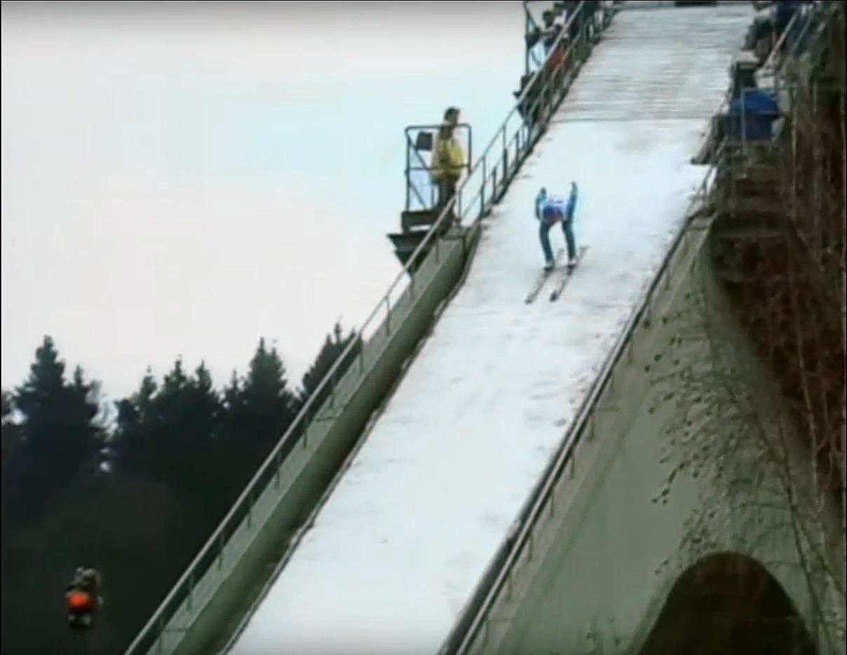 Zenuwachtig wachten boven op de beroemde skischans van Garmisch-Partenkirchen 