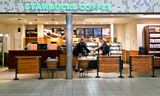 Een filiaal van Starbucks Airport Shiphol. 