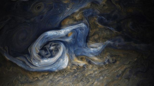 Een storm op het noordelijk halfrond van Jupiter, in 2017 waargenomen door Juno op een afstand van 10.108 kilometer. 